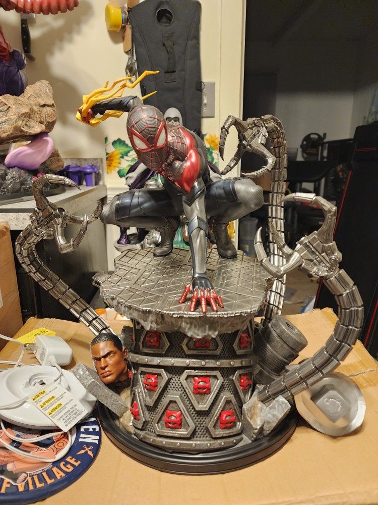 Spider-man statue