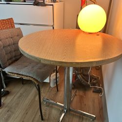 Round table Two Chairs 