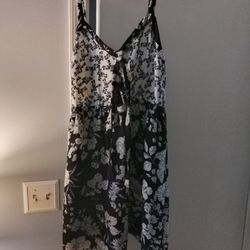 Adoreable Black And White sundress Size M