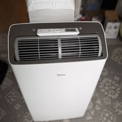 Midea 14,000 BTU Portable AC (12,000 SACC) – Excellent Condition– 2025 Model