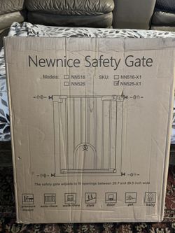 Newnice Baby Gate With Cat Door 