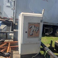 VINTAGE COFFIN TOP 7 UP MACHINE / COOLER 