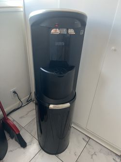 Cold and hot water container