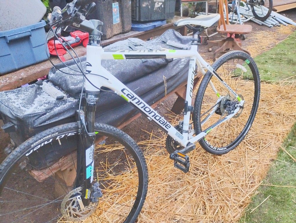 White  Hybrid Cannondale Quick CX  Bike Mountain/Road