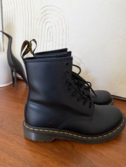 Like new Doc Marten boots 38 (7-7.5)