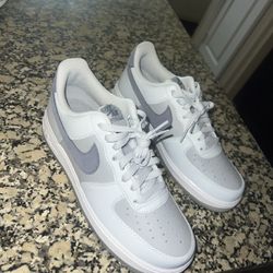 Nike Air Force’s Size 8 