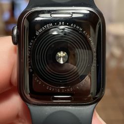 Black Apple Watch SE 40mm GPS