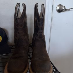 Boys boots size 2