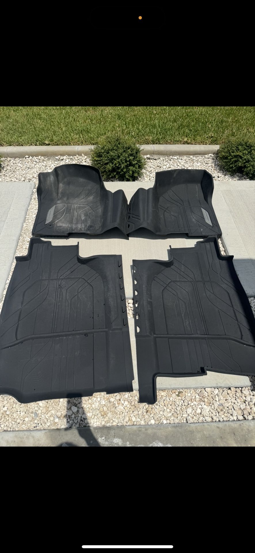 2019 - 2024 GMC Sierra Car Mats / Tapetes