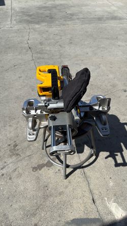 Sierra Dewalt. 71/4 20 voltios
