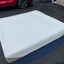 MATTRESS KING ICOMFORT IN EXCELLENT CONDITION - MEMORY FOAM - BY SERTA - Delivery Available