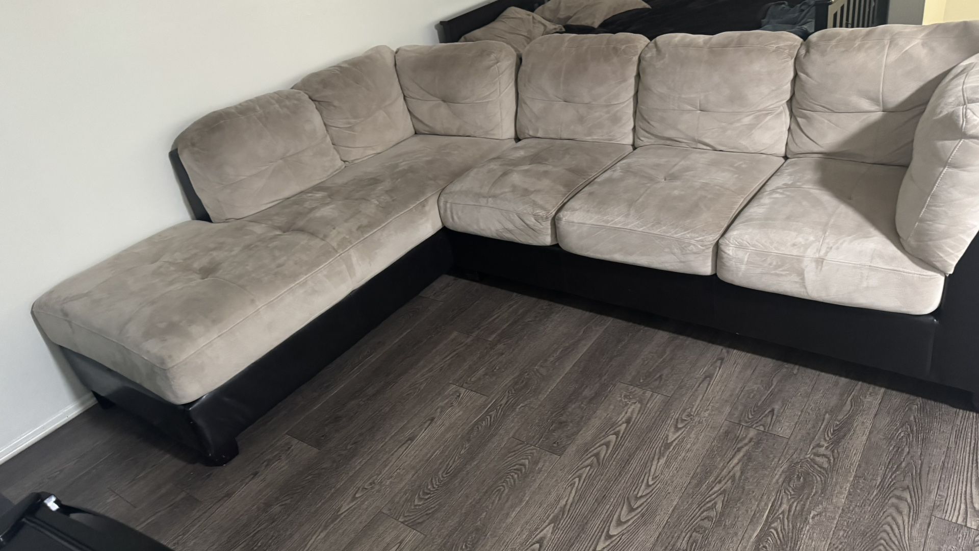 Like-new sofa, clean, smoke-free and pet-free, no bad odors, very comfortable.