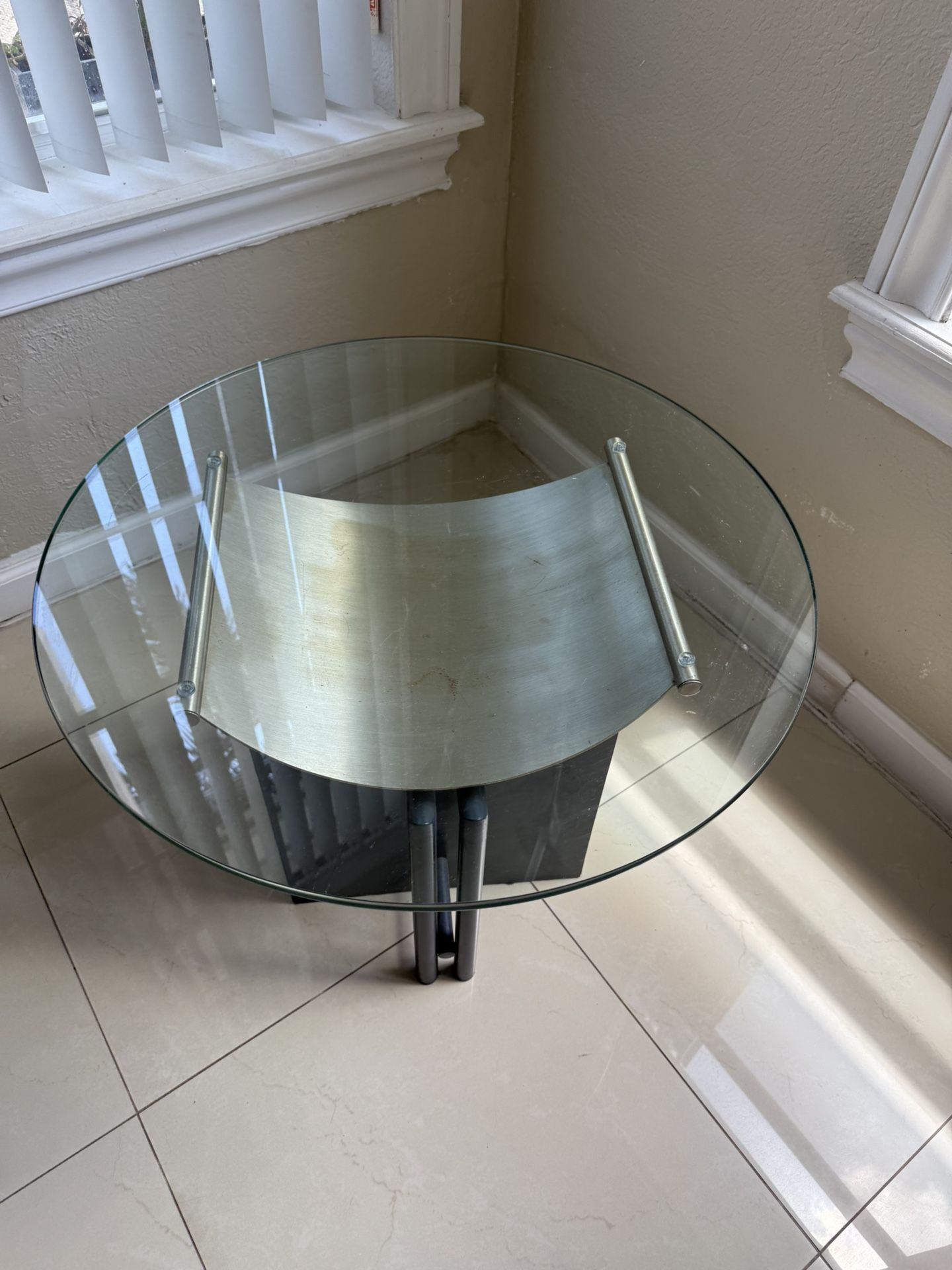 Mesa Pequeñita Con Vidrio