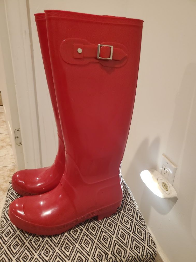 Women rain boots 7 and half