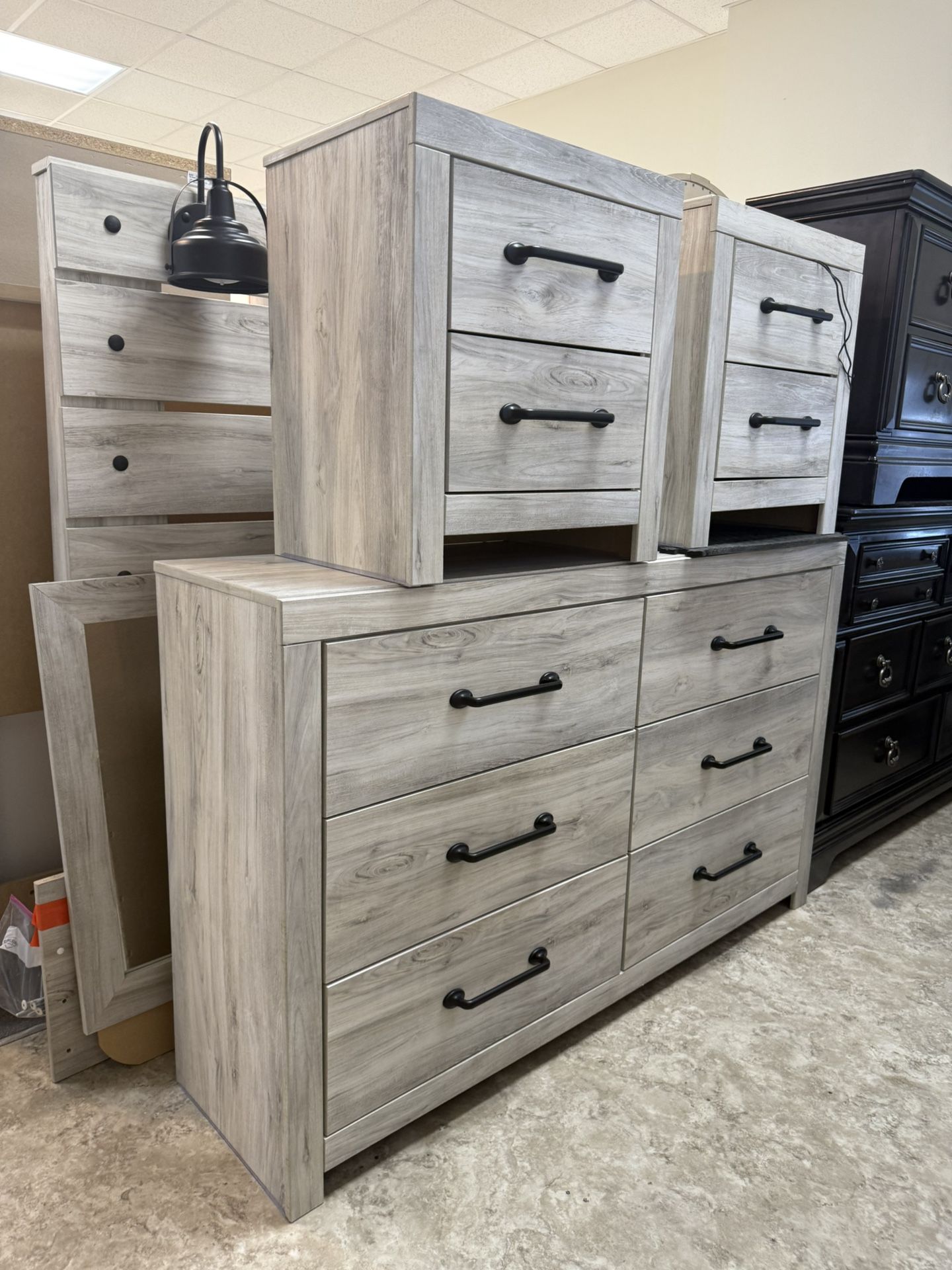Queen bedroom set (FREE 24H DELIVERY AND SETUP)
