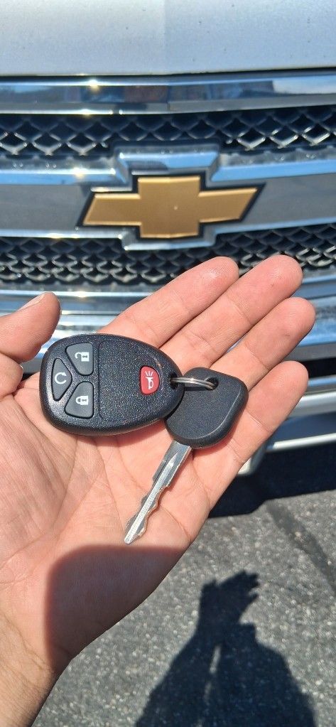 Car Keys And Remotes / Llaves De Carro Y Controlles