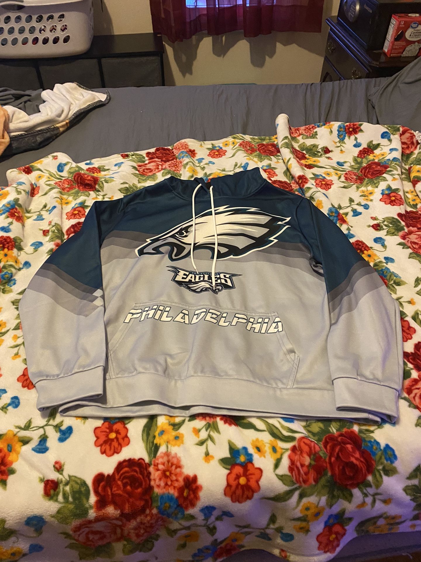eagles hoodie sz 2 x but fits like 1x and shirt
