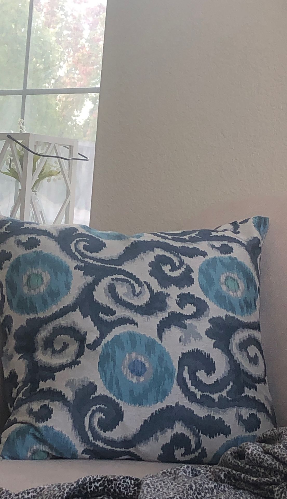 Set of two large pillows