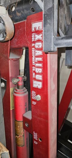 Hydraulic engine hoist