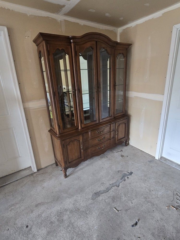 Thomasville Hutch In Great Condition.