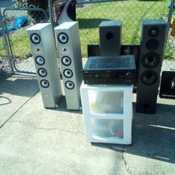 Yamaha Theater Receiver And Four Tower Speakers 100 Bucks