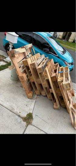 FREE WOOD PALLETS