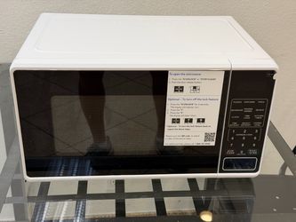 **Used Mainstays White Countertop Microwave Oven 0.7 Cu Ft 700 Watts White