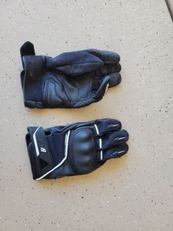 Motorcycle riding gloves