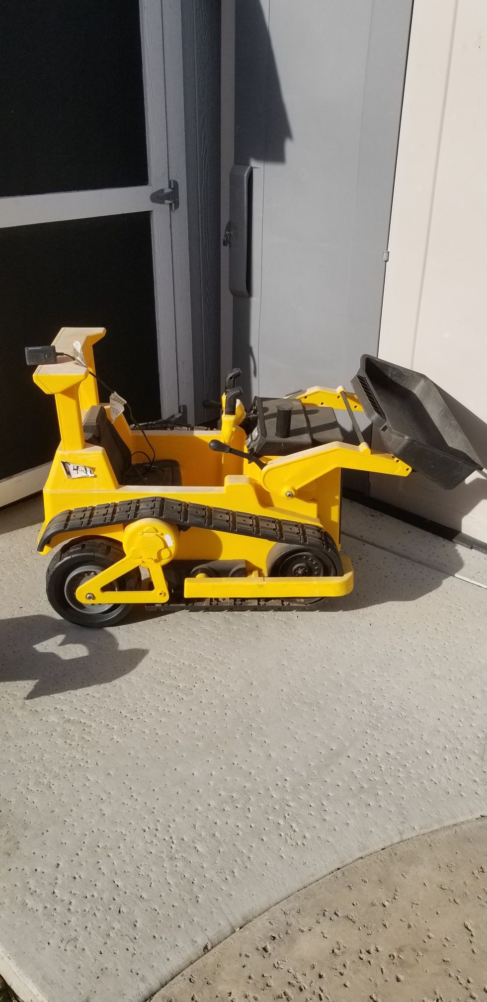 Kid Trax electric ride on bulldozer