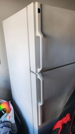 Free - Hotpoint White Top-Freezer Refrigerator