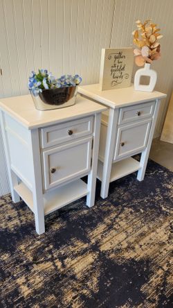 2 BEAUTIFUL WHITE NIGHTSTANDS/ SIDE /END TABLES