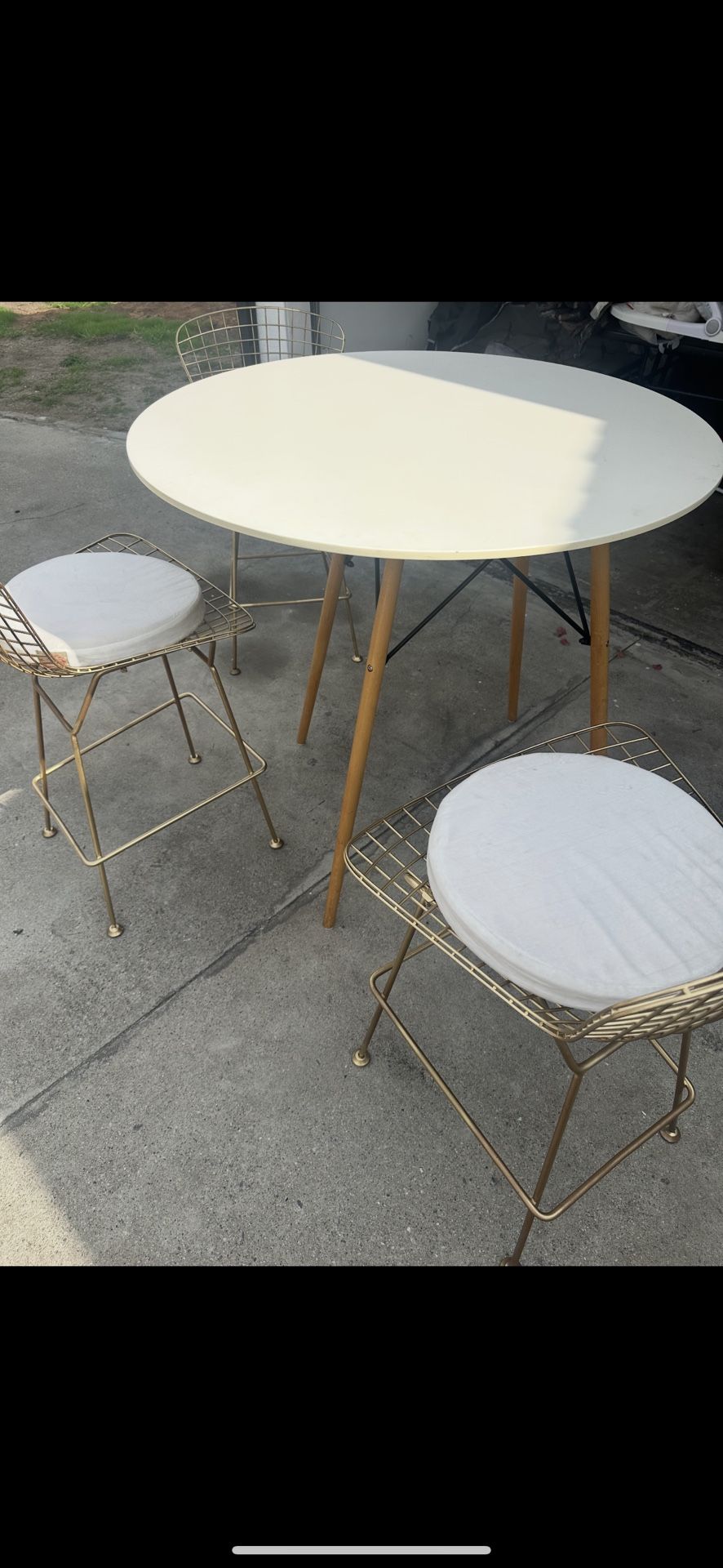 Kitchen Table And 3 Metal Chairs 
