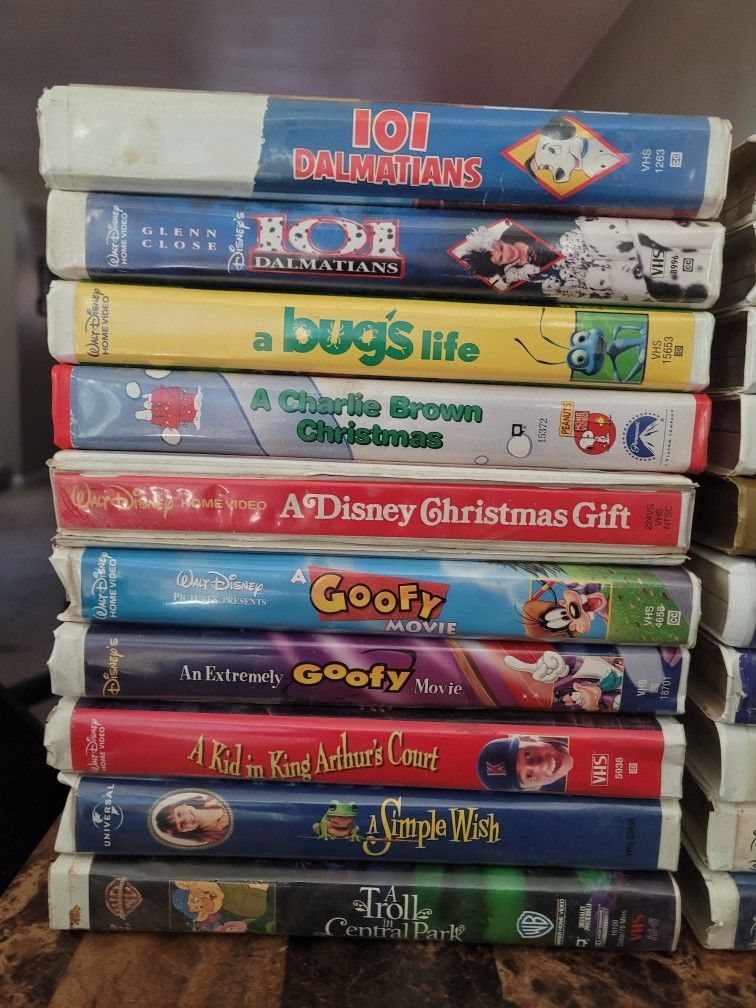Disney Warner Brothers VHS Classics Lot (107)
