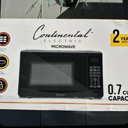 Microwave - Continental Electric Countertop Microwave in Black 0.7 cubic feet capacity NIB