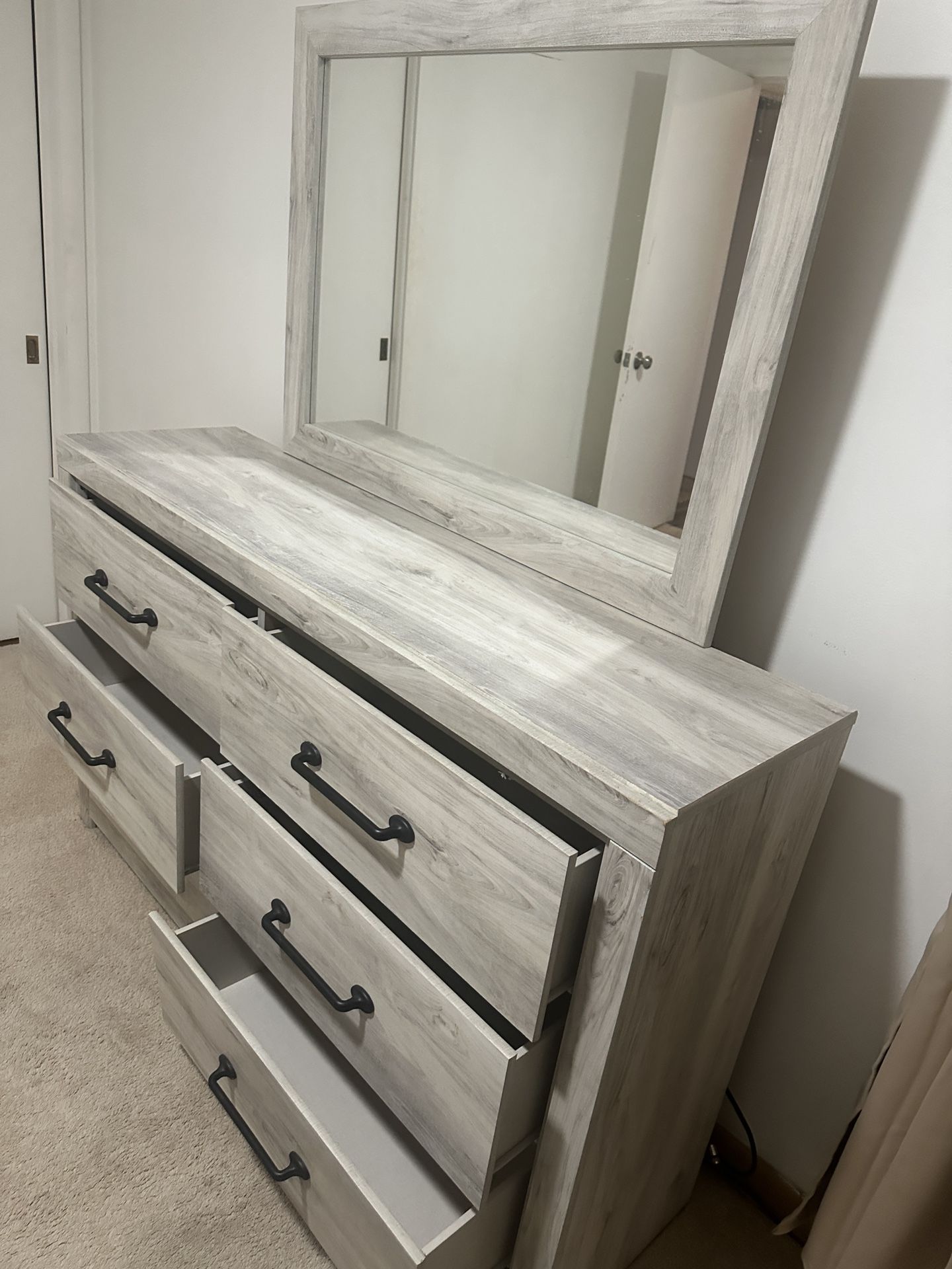 Full Size Bedroom Set. Includes. Mirror, Dresser, Headboard & Full Size Mattress