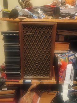 Realistic speakers pair