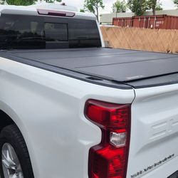 TAPADERA EN INVENTARIO PARA TODAS LAS TROCAS, TONNEAU COVER IN STOCK FOR ALL TRUCKS, HARD TRI-FOLD BED COVERS, BEDLINERS, SIDE STEPS, RACKS, BED LINER