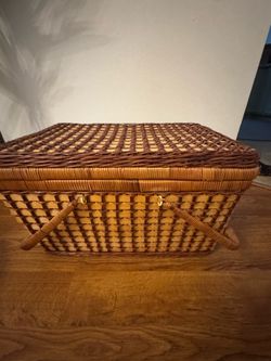 Classic picnic basket with accessories
