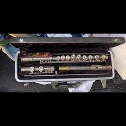 Musical Instrument  Bundy flute in good shape