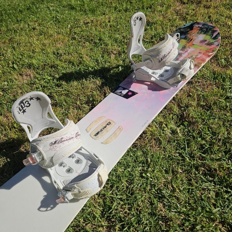 DC Biddy 143 snowboard M3 Bindings white pink