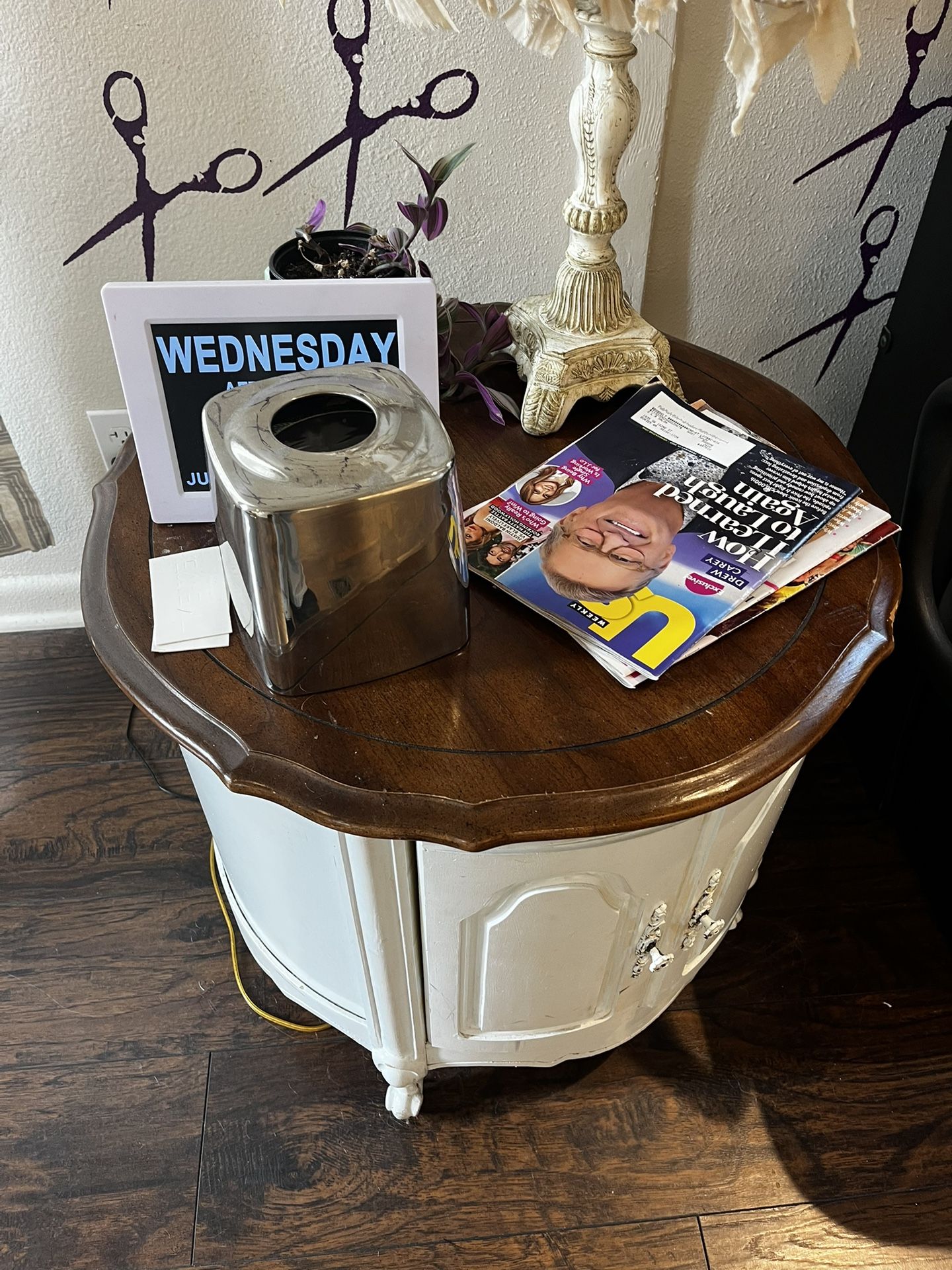 🖼️ Vintage White Side Table / Storage Cabinet – Charming & Functional!
