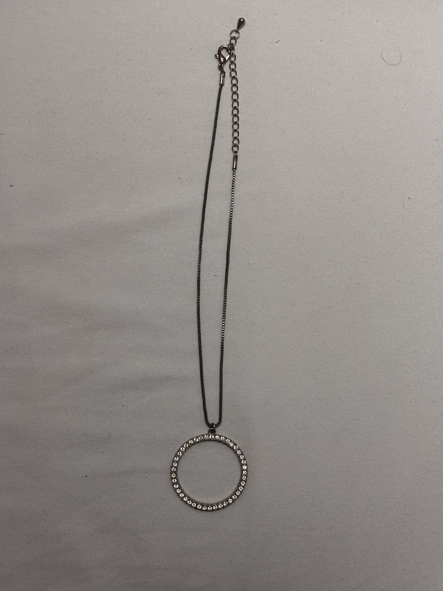Circle pendant with necklace with rhinestones