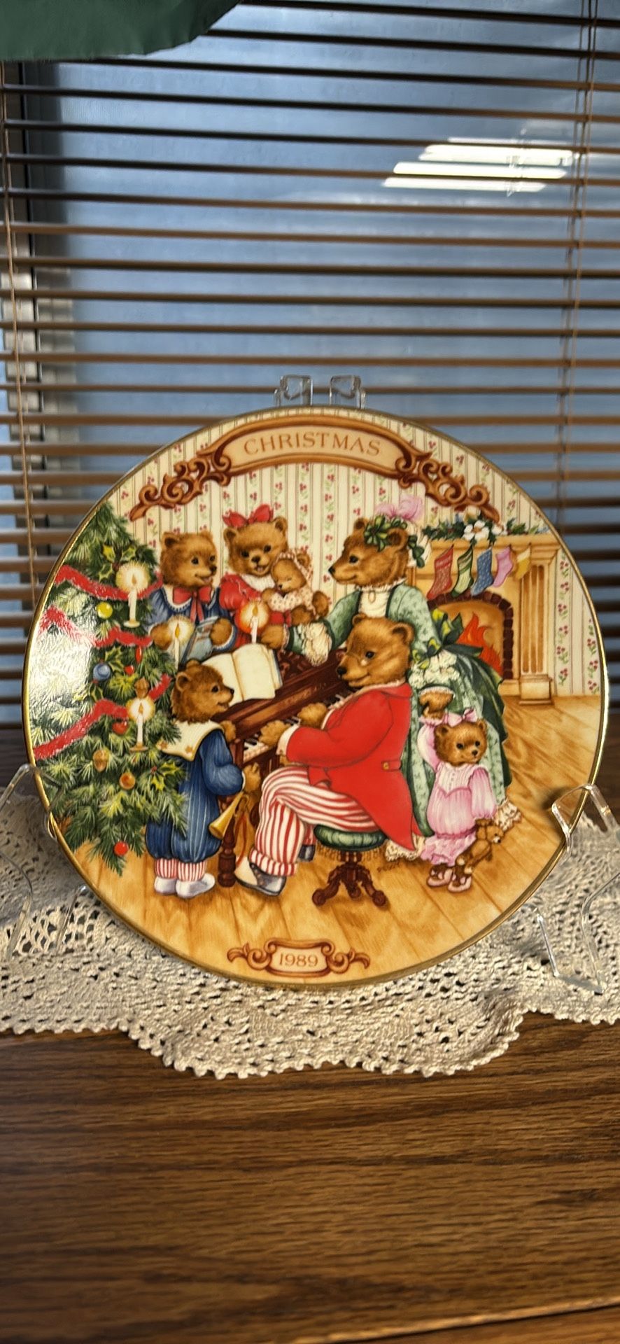 Vintage Avon collectible porcelain plate 8” “Together for Christmas” 22k gold trim 1989