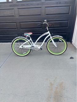 Woman’s 3 speed cruiser bike with basket