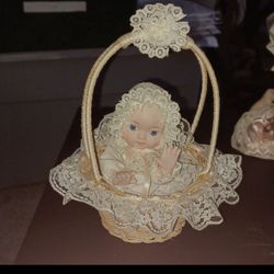 PORCELAIN BABY DOLL BRAHMS LULLABY MUSIC BOX IN WICKER BASKET vintage 