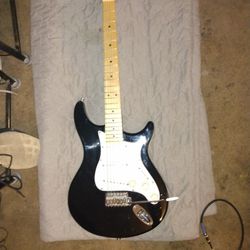 Behringer strat  electric Guitar Black With Maple Neck
