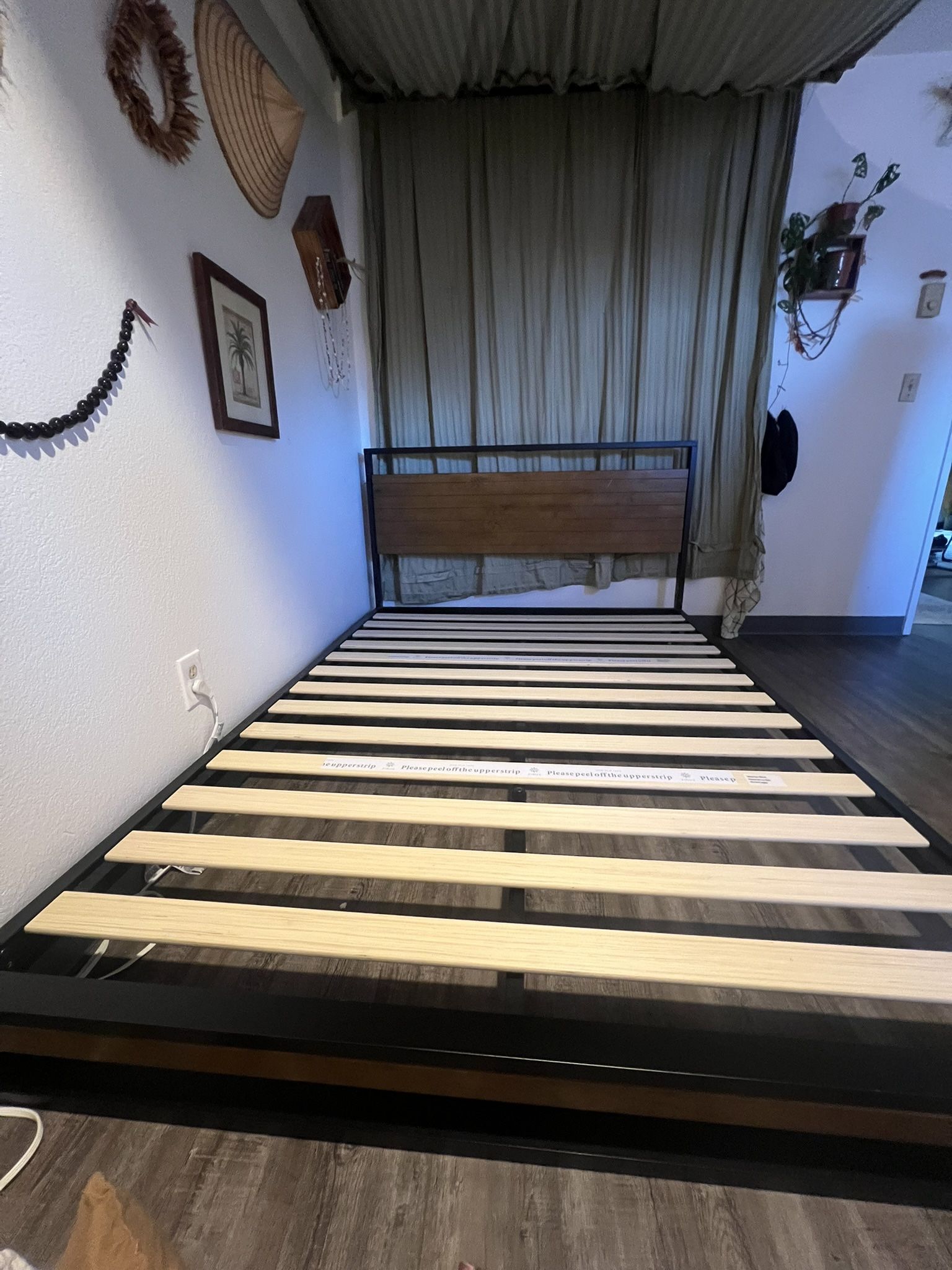 Bed frame (Queen)