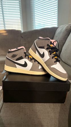 Air Jordan 1 Mid SE (GS) 5.5 Youth