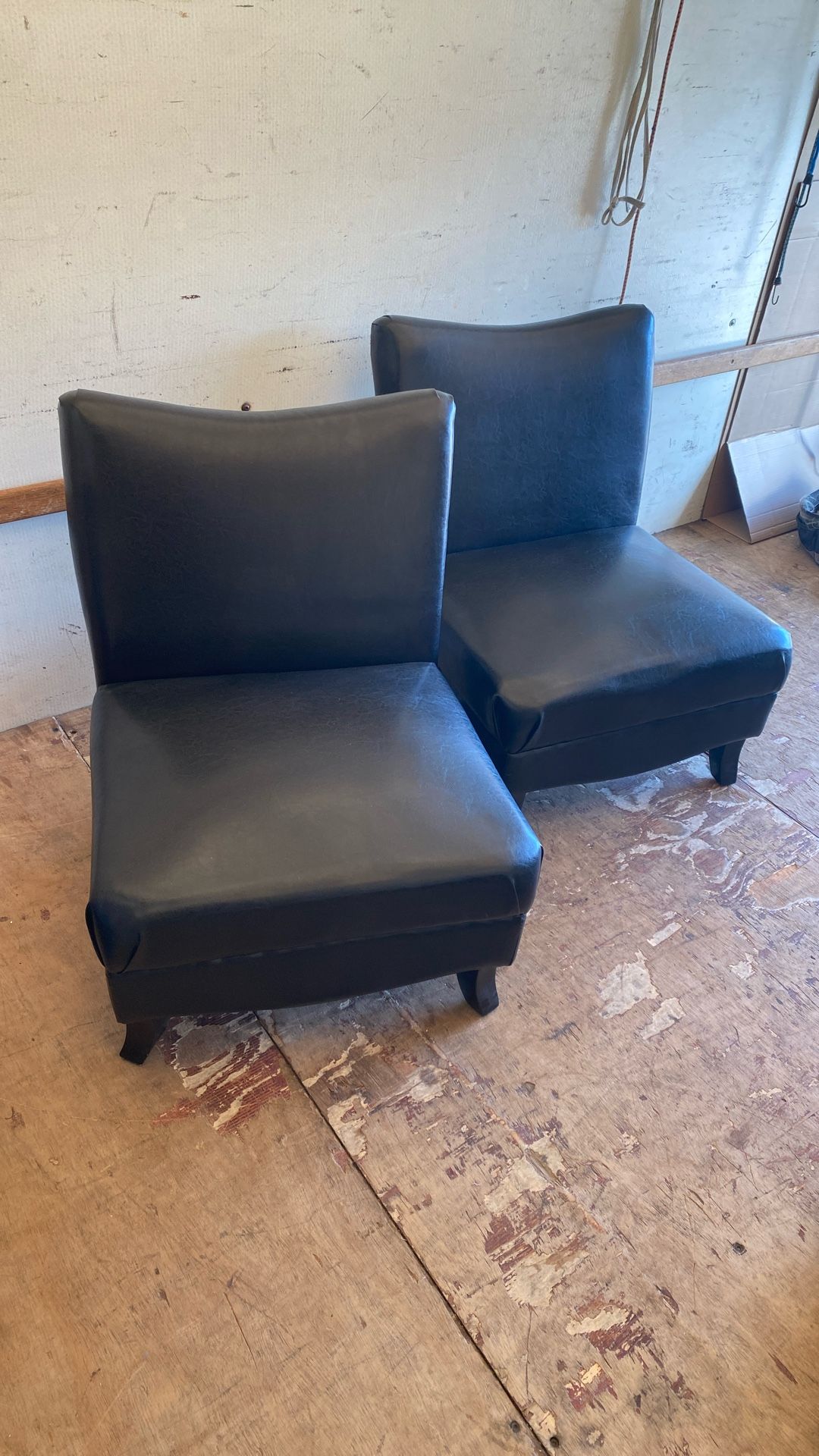 2 Slipper Chairs