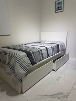 twin bed with drawers and mattress/cama twin con gavetas y colchon